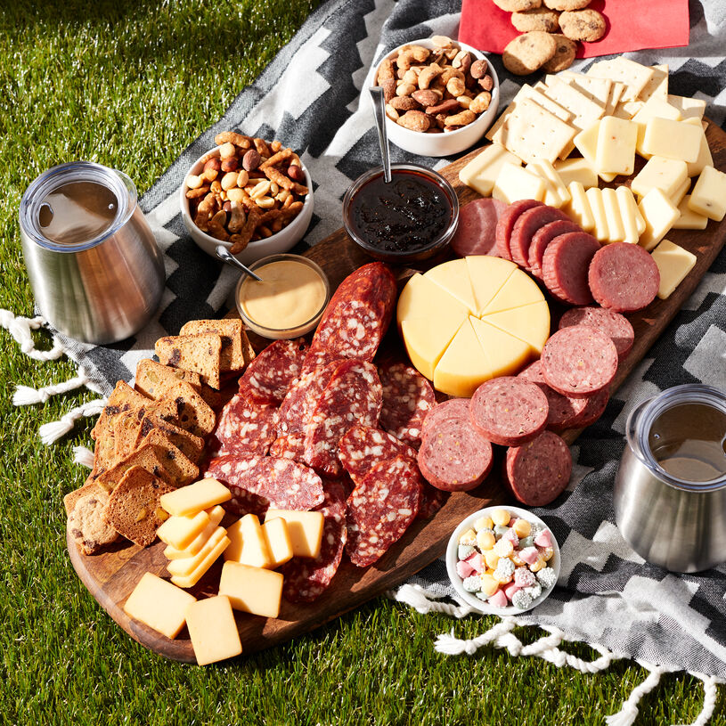Deluxe Gourmet Picnic Gift Basket | Hickory Farms