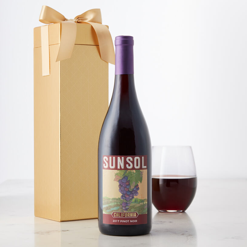 It's a light, smooth, fruity wine with delicate aromas of fresh mixed berries and caramelized oak.